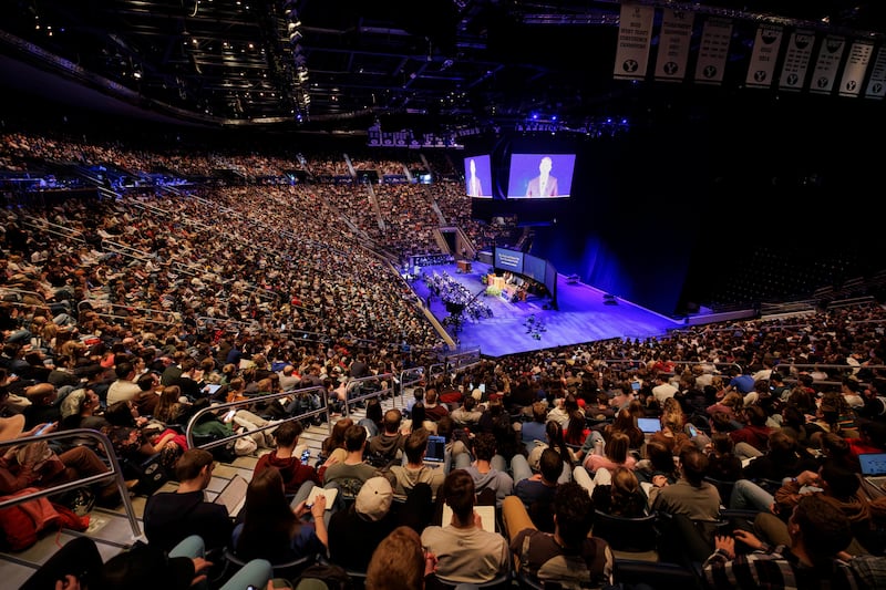 Des étudiants et des membres du corps professoral remplissent le Marriott Center à Provo (Utah) pour écouter frère Matthew S. Holland, soixante-dix Autorité générale, lors d'une réunion spirituelle le mardi 20 janvier 2026.