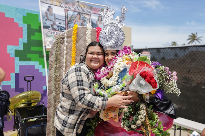 Des diplômés de BYU–Hawaii prennent des photos devant le Cannon Activities Center après la cérémonie de remise des diplômes le vendredi 17 avril 2026, à Laie, Hawaii.