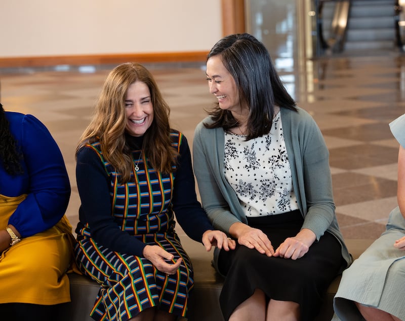 Sœur Kristin M. Yee et sœur Elaine Thornton du conseil consultatif général de la Société de Secours pendant le tournage de la veillée de la Société de Secours de mars 2026, au Conference Center à Salt Lake City, le vendredi 5 décembre 2025.