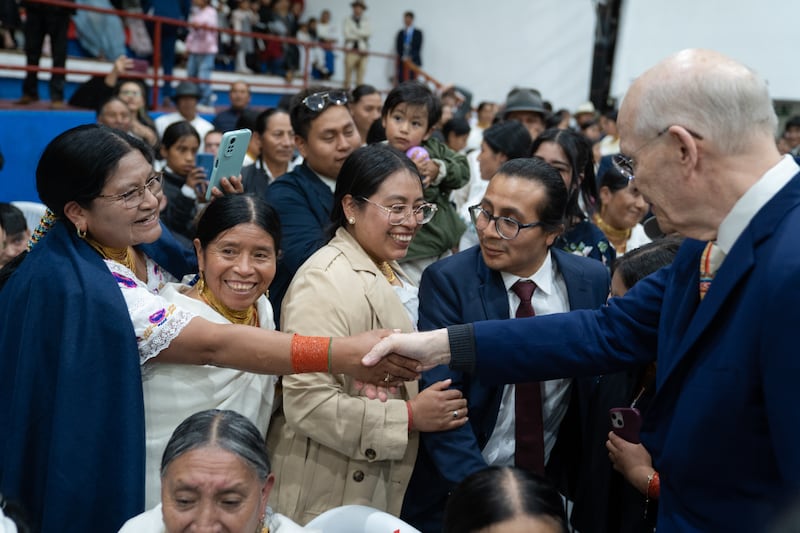 Elder Dale G. Renlund, du Collège des douze apôtres, salue des saints des derniers jours à Otavalo, en Équateur.