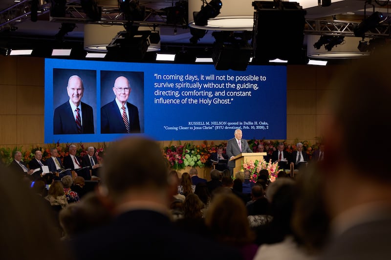 Frère Ronald A. Rasband montre une diapositive avec les paroles du prophète lors du séminaire 2026 pour les nouveaux présidents de mission le jeudi 18 juin 2026, au centre de formation des missionnaires de Provo à Provo, Utah.