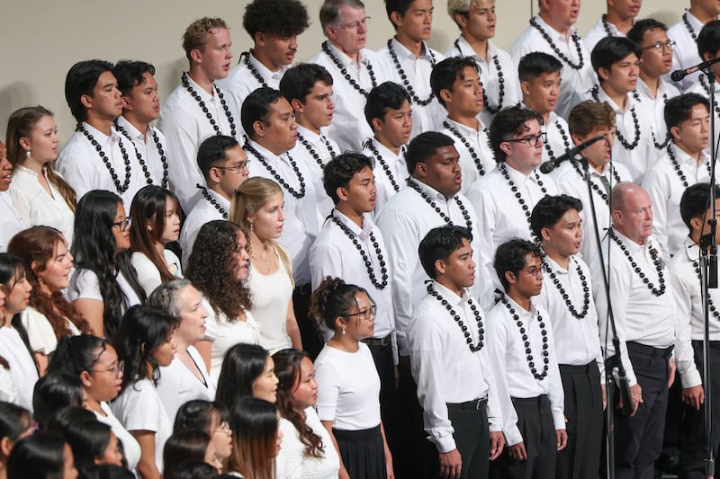 Un chœur chante lors d’une réunion spirituelle avec l’évêque président W. Christopher Waddell, tenue au Cannon Activities Center à Laie (Hawaï), le mardi 13 octobre 2026.