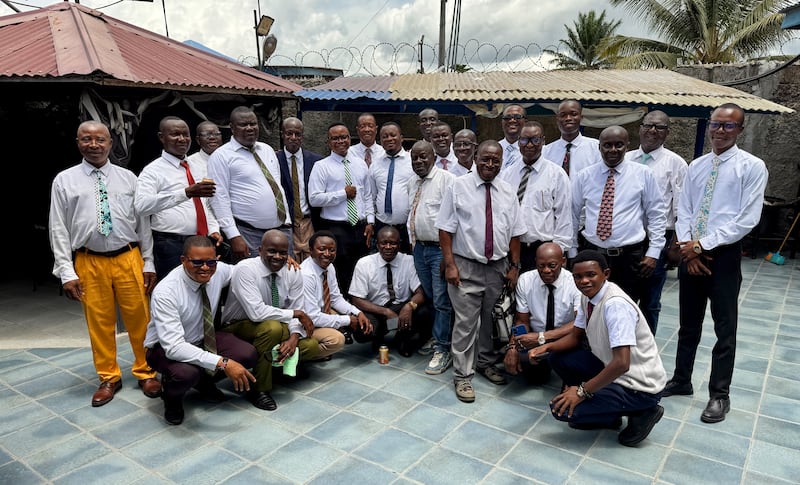 Les présidents de branche prennent une photo après une réunion de formation à Bo, en Sierra Leone, le 22 mai 2026.