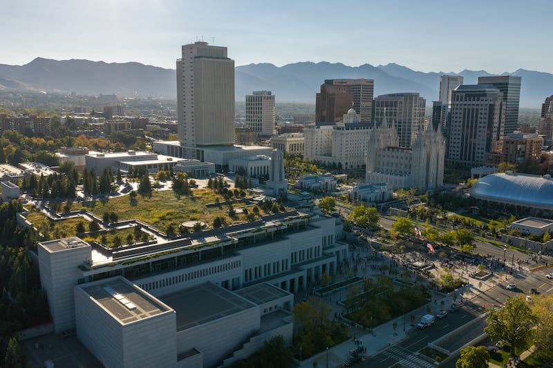 Le Centre des conférences, à gauche, est vu de l'autre côté de la rue depuis le temple de Salt Lake et Temple Square à Salt Lake City, le dimanche matin 4 octobre 2026.