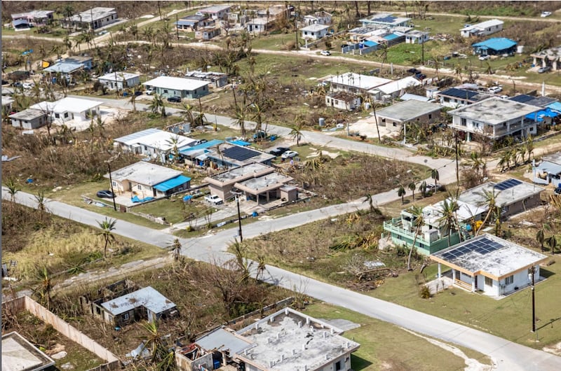 Sur cette photo fournie par le Corps des Marines des États-Unis, des débris recouvrent les maisons et les rues à la suite du super-typhon Sinlaku sur l'île de Saipan, le 18 avril 2026.