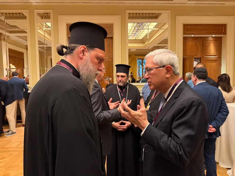 Frère Gerrit W. Gong, à droite, s'entretient avec Son Éminence le métropolite Gabriel, George Papanicolaou, de l'Église orthodoxe grecque le 25 mai 2026, à Athènes, en Grèce.