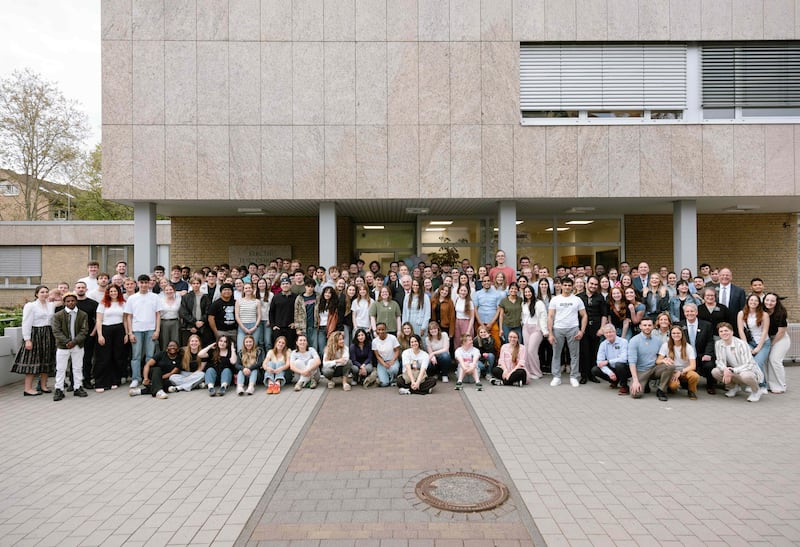 Des dizaines de jeunes adultes et de dirigeants de l'Église prennent une photo le jour de la consécration du nouvel institut de religion de Francfort, à Francfort (Allemagne), le 18 avril 2026.