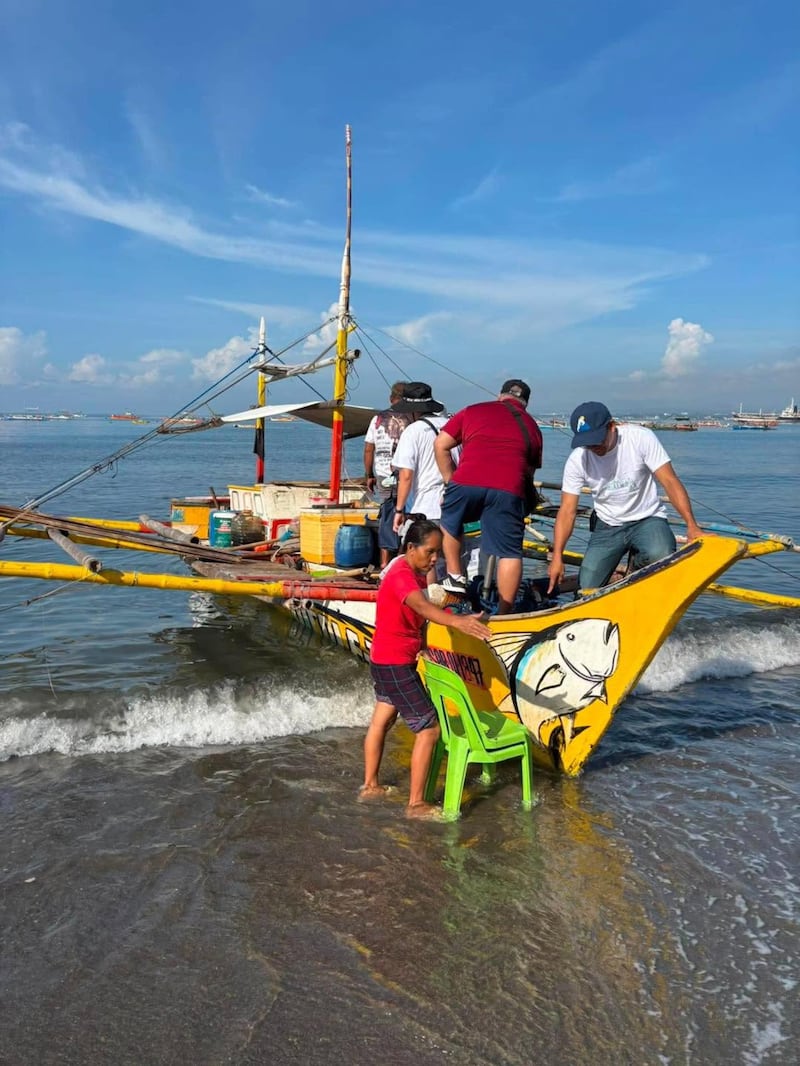 Des membres locaux de l’Église de Jésus-Christ des Saints des Derniers Jours se préparent à transporter 200 kits alimentaires à bord d’un bateau loué depuis la ville de General Santos vers les unités de Glan et d’Alabel le 10 juin 2026, à la suite du récent séisme de magnitude 7,8 à Mindanao, aux Philippines.