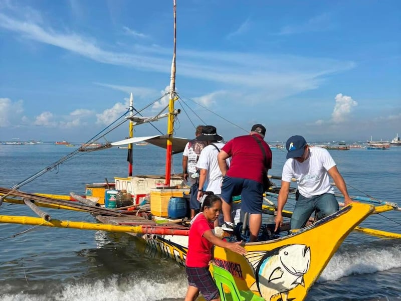 Des membres locaux de l'Église de Jésus-Christ des Saints des Derniers Jours se préparent à transporter 200 kits alimentaires dans un bateau loué de General Santos City vers des unités à Glan et Alabel, le 10 juin 2026, à la suite du récent séisme de magnitude 7,8 à Mindanao, aux Philippines.