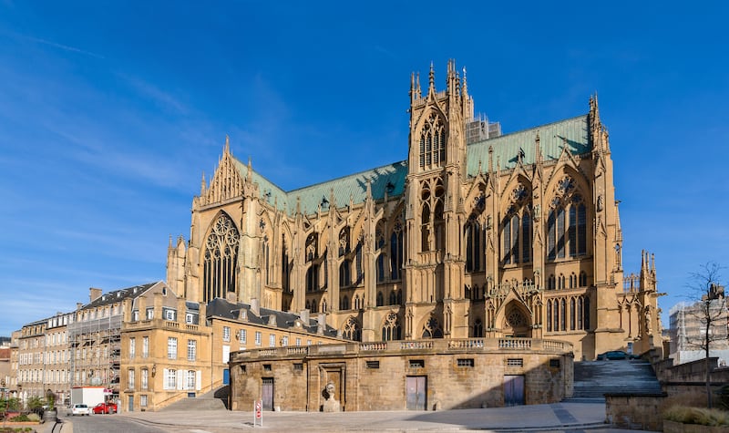 La cathédrale Saint-Étienne de Metz est située en Lorraine, en France.