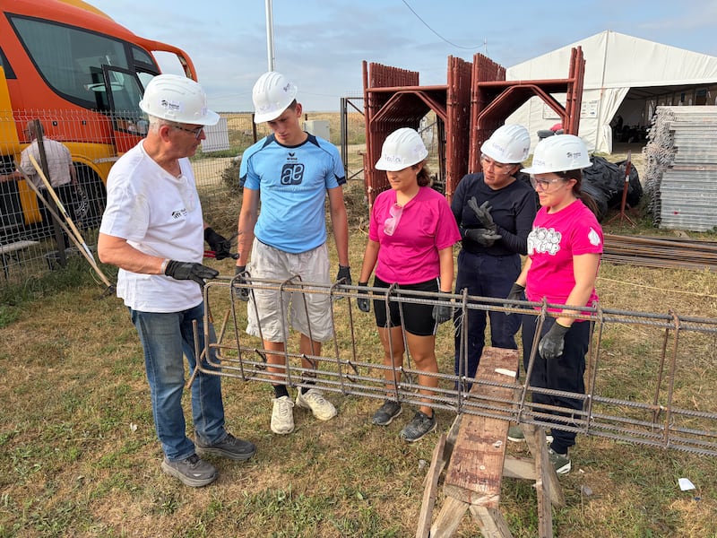 Frère John Dickson, missionnaire humanitaire à plein temps pour L'Église de Jésus-Christ des Saints des Derniers Jours, travaille avec de jeunes adultes à la préparation d'acier renforcé lors d'un projet de service d'Habitat for Humanity Roumanie à Berceni, en Roumanie, en août 2026.