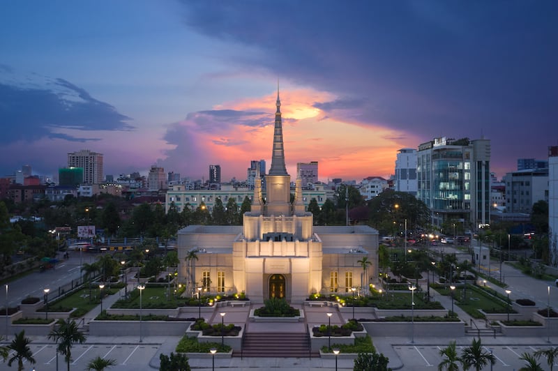 Le temple de Phnom Penh (Cambodge) au lever du soleil.