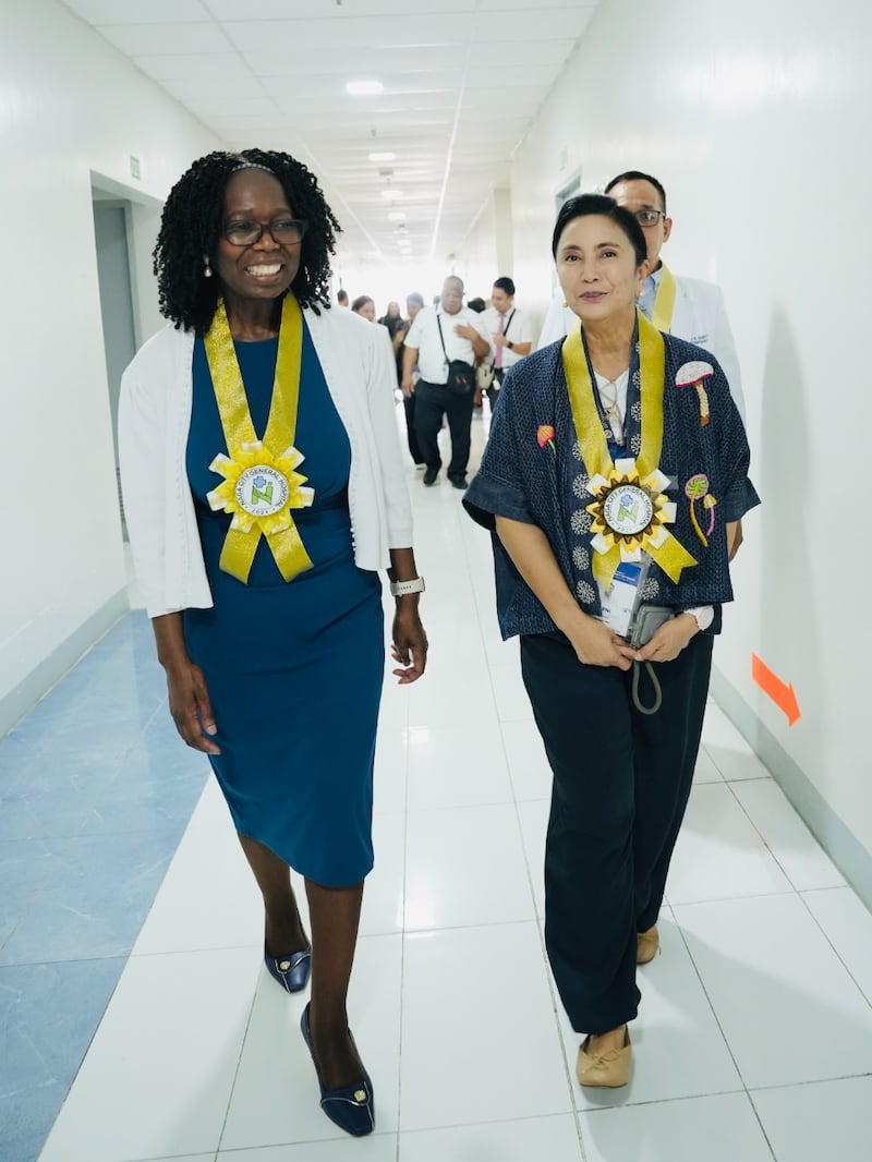 La présidente Rosemary K. Chibota et la maire de la ville de Naga, Maria Leonor G. Robredo, rendent visite à des mères et des nouveau-nés à Naga, aux Philippines, le 14 septembre 2026.
