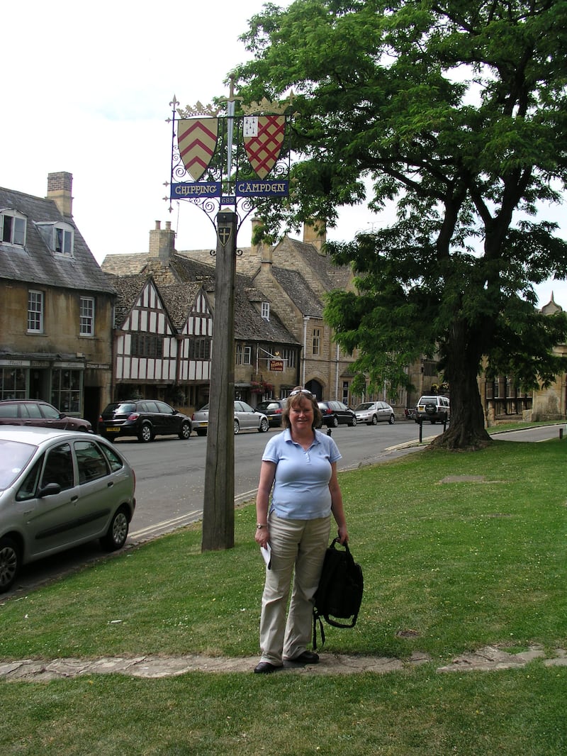 Delys Waite Snyder pose pour une photo lors d'une visite dans les Cotswolds en Angleterre en 2009.