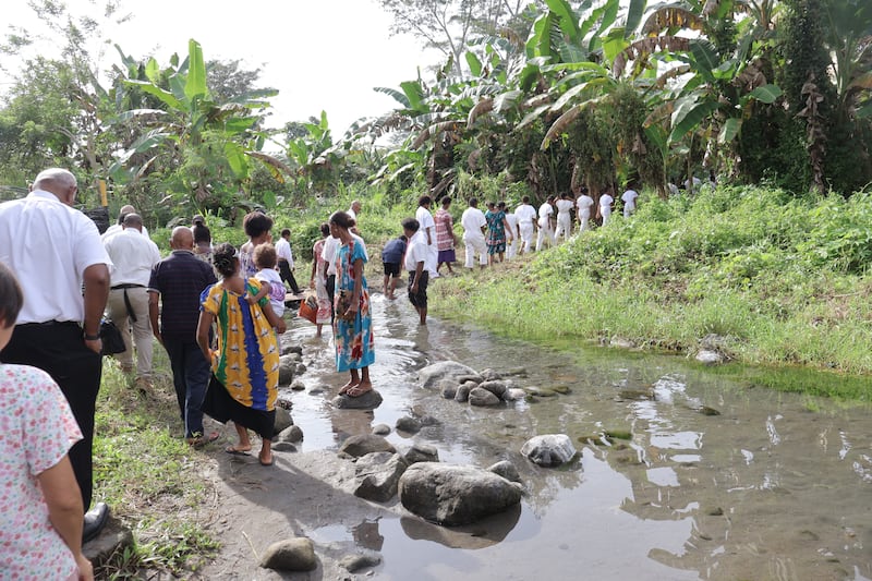 Des centaines de saints des derniers jours, d'amis et de convertis marchent vers la rivière Bangaho où 107 personnes ont été baptisées le 14 juin 2025.