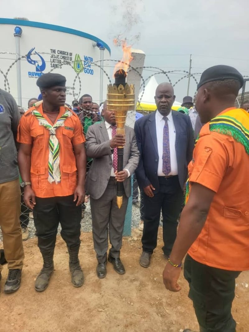 Michael Itongwa, président du district de Mwanza (Tanzanie), tient la torche Uhuru dans le village de Zumve (Tanzanie), le 20 août 2026.
