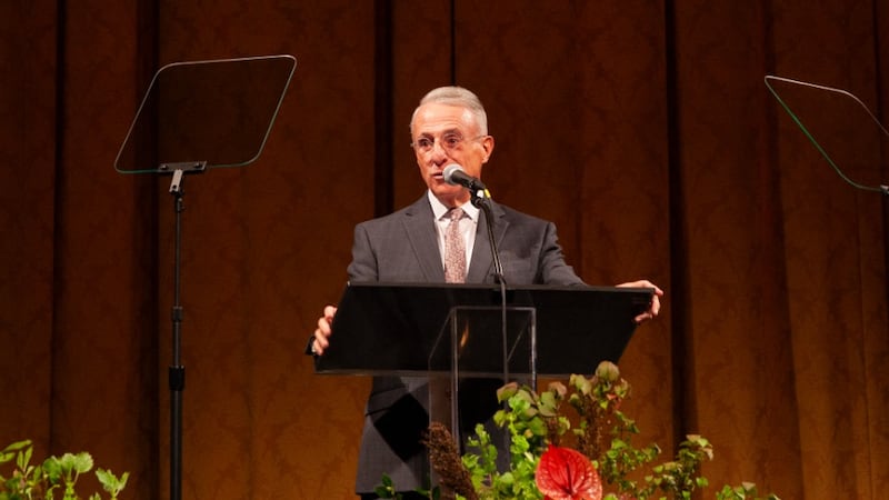 Frère Ulisses Soares, du Collège des douze apôtres, s'adresse aux jeunes adultes seuls lors d'une réunion spirituelle au théâtre David H. Koch du Lincoln Center for the Performing Arts à New York, le dimanche 20 septembre 2026.