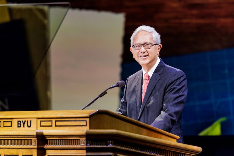 L'ancien Gerrit W. Gong, du Collège des douze apôtres, prend la parole lors de la Semaine de l'éducation de BYU au Marriott Center à Provo, en Utah, le mardi 19 août 2025.