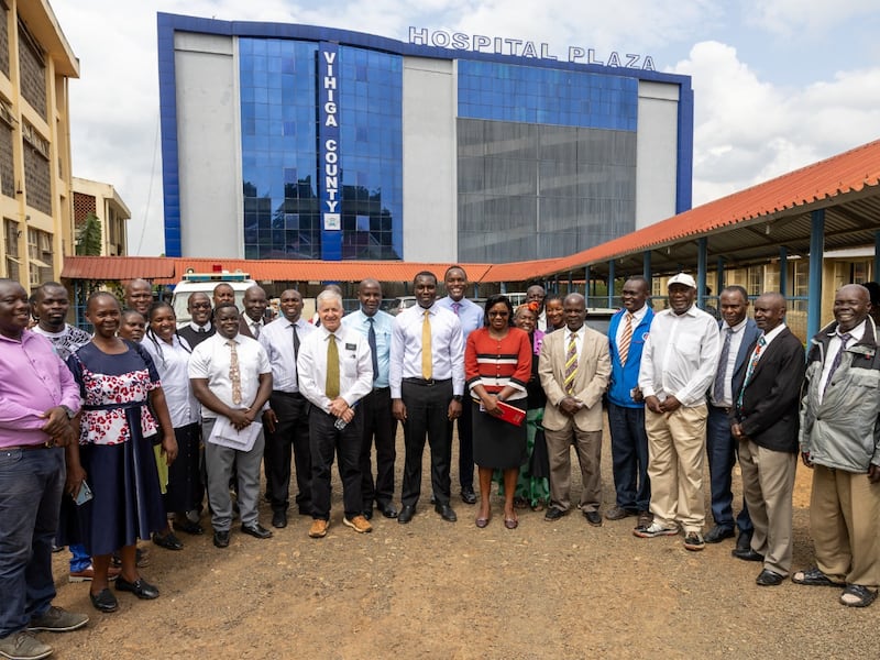 Des dirigeants de l'Église de Jésus-Christ des Saints des Derniers Jours rejoignent des dirigeants locaux devant le nouvel hôpital du comté de Vihiga, dans le comté de Vihiga, au Kenya, le 21 mai 2026.