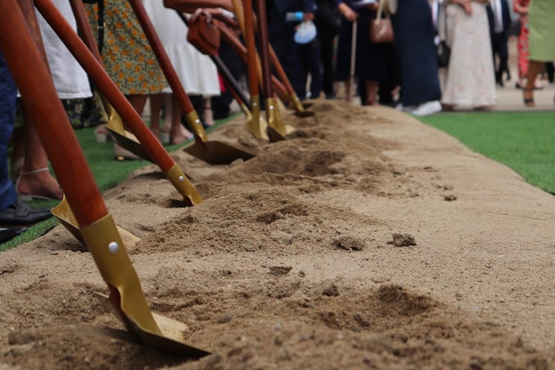 Le premier coup de pelle symbolique lors de la cérémonie d'ouverture du chantier du temple de João Pessoa (Brésil), le 24 janvier 2026, à João Pessoa (Brésil).
