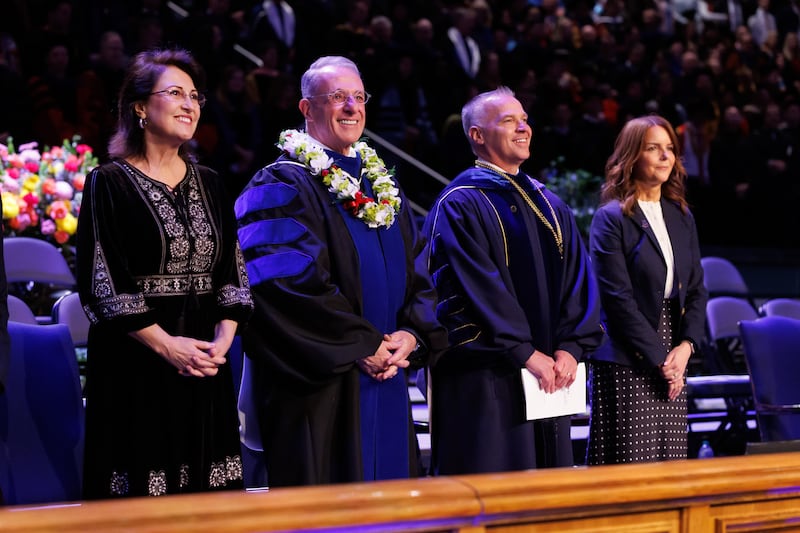 Elder Ulisses Soares, du Collège des douze apôtres, et son épouse, sœur Rosana Soares, à gauche, et C. Shane Reese, président de BYU, et son épouse, sœur Wendy Reese, à droite, participent à la cérémonie de remise des diplômes le jeudi 23 avril 2026, au Marriott Center à Provo, en Utah.
