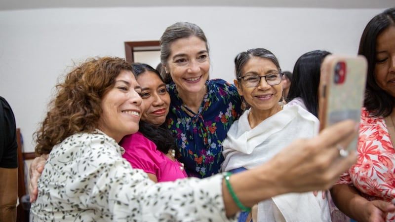 Sœur Andrea Muñoz Spannaus sourit pour un égoportrait avec des femmes à Cancún, au Mexique, le 20 septembre 2025.