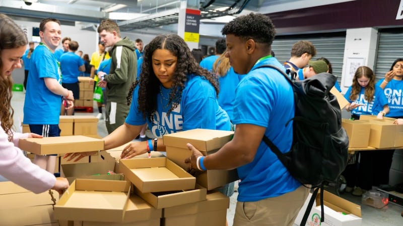 De jeunes adultes de toute l'Europe se réunissent à Burnley, en Angleterre, le samedi 30 mai 2026, pour préparer des provisions alimentaires de six mois et assembler plus de 1 500 trousses d'hygiène destinées à trois associations caritatives locales qui aident les femmes et les enfants. Le projet faisait partie de la conférence One by One pour jeunes adultes seuls qui s'est tenue du 29 au 31 mai 2026.