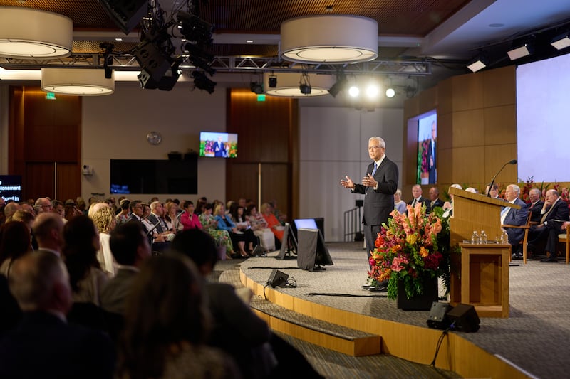 Frère Gerrit W. Gong du Collège des douze apôtres prend la parole lors du Séminaire 2026 pour les nouveaux présidents de mission au centre de formation des missionnaires de Provo à Provo, Utah, le 20 juin 2026.