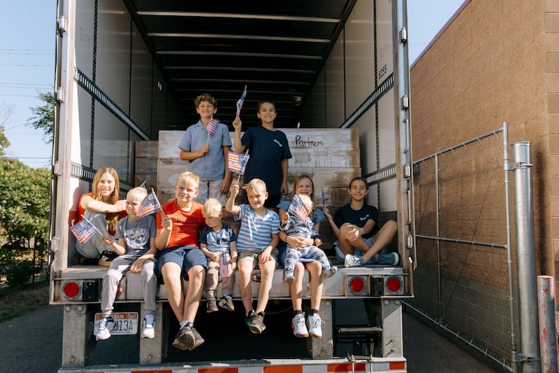 Des bénévoles de JustServe célèbrent la livraison d’un camion de denrées alimentaires de l’Église de Jésus-Christ des Saints des Derniers Jours à la banque alimentaire Partners INW, à Spokane Valley (Washington), le jeudi 25 juin 2026.