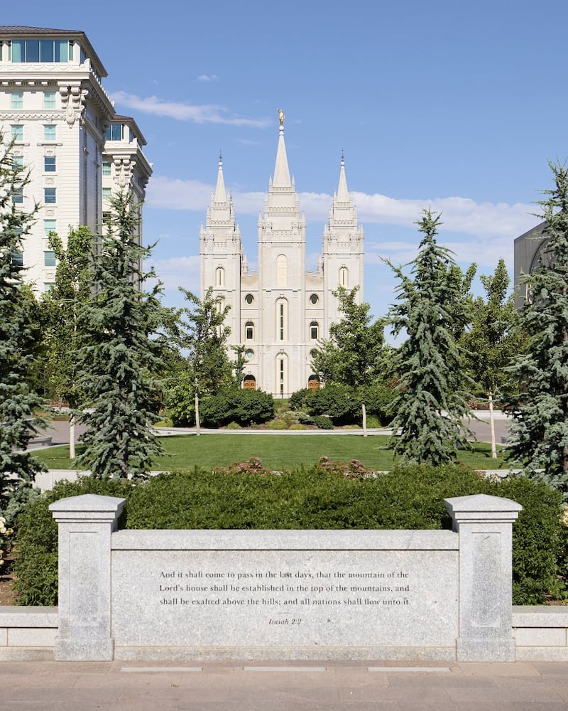 Ésaïe 2:2 est gravé sur un monument en pierre du côté est de Temple Square à Salt Lake City, près du temple de Salt Lake.