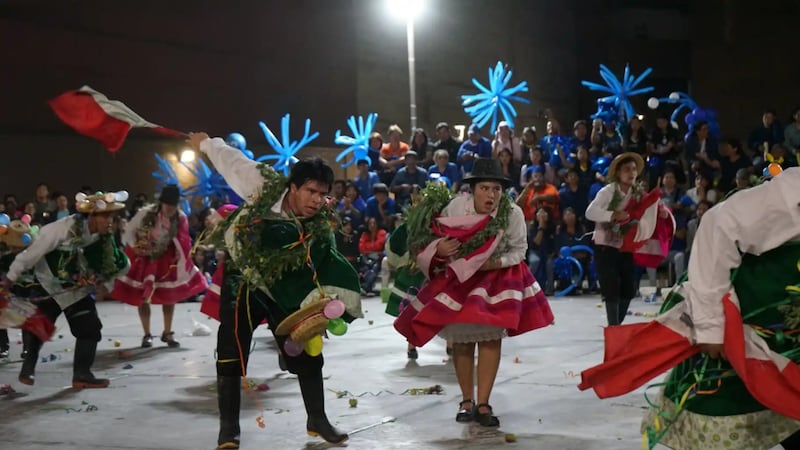 Des participants prennent part à un festival de danse à l'occasion du 100e anniversaire des instituts de religion à Lima, au Pérou, le 26 septembre 2026.