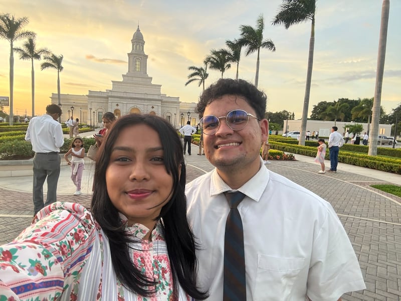 Ashly Solange García Araica et son petit ami, Rubén Salazar Peña, tous deux anciens missionnaires, se prennent en photo ensemble à l'extérieur du temple de Managua (Nicaragua), à Managua (Nicaragua) pendant les portes ouvertes en septembre 2026.