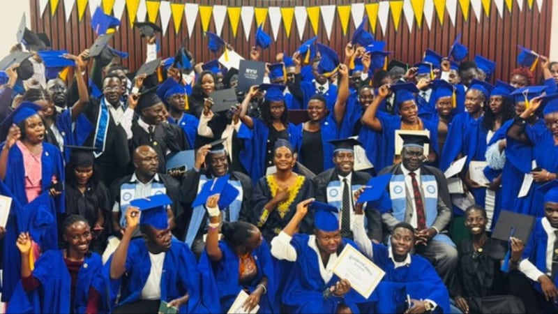 Des représentants du gouvernement, des diplômés et des dirigeants de l'Éducation de l'Église posent pour une photo de groupe après la cérémonie de remise des diplômes à Jinja, en Ouganda, le 17 avril 2026.