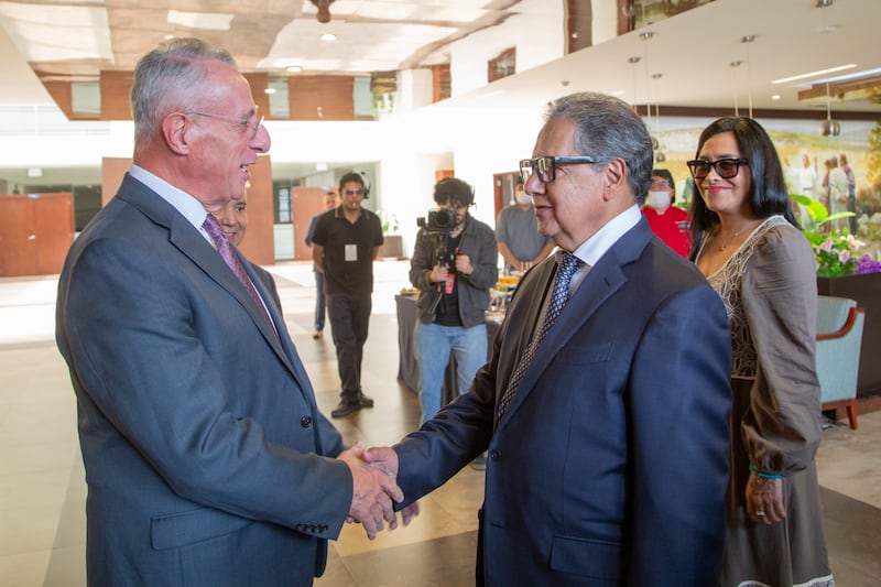 Frère Ulisses Soares, du Collège des douze apôtres, salue le président du Sénat Higinio Martínez au centre de formation des missionnaires du Mexique, à Mexico (Mexique), le 28 août 2026.