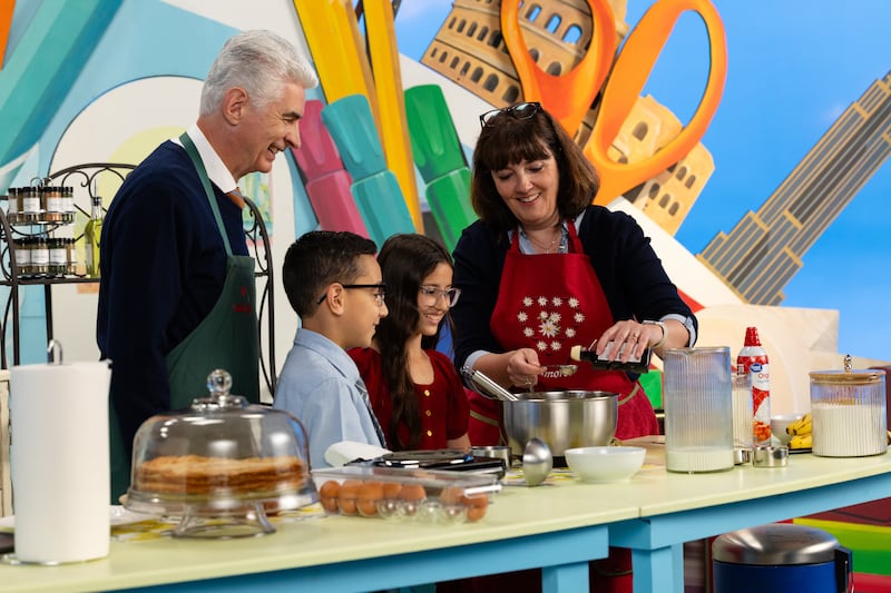 frère Gérald Caussé et sœur Valérie Caussé font des crêpes avec deux enfants animateurs pendant la diffusion D'ami à ami de septembre 2026.
