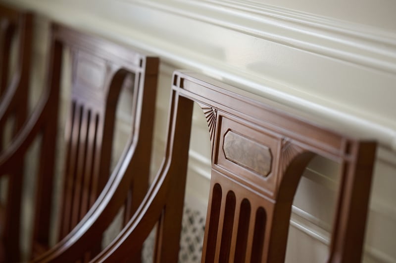 Des chaises à l'intérieur du temple de Cleveland (Ohio).