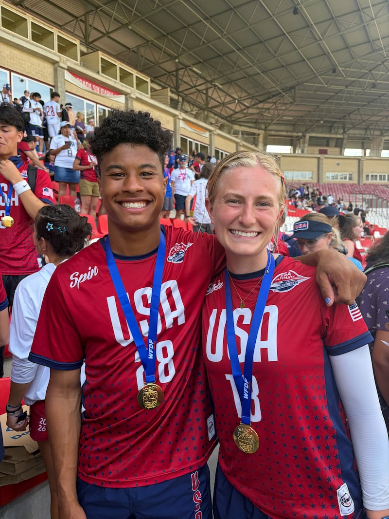 Silas Bell et Emilee Jensen se prennent en photo après avoir remporté la médaille d'or avec l'équipe mixte des États-Unis lors des Championnats du monde juniors d'ultimate à Logroño (Espagne), le 18 juillet 2026.