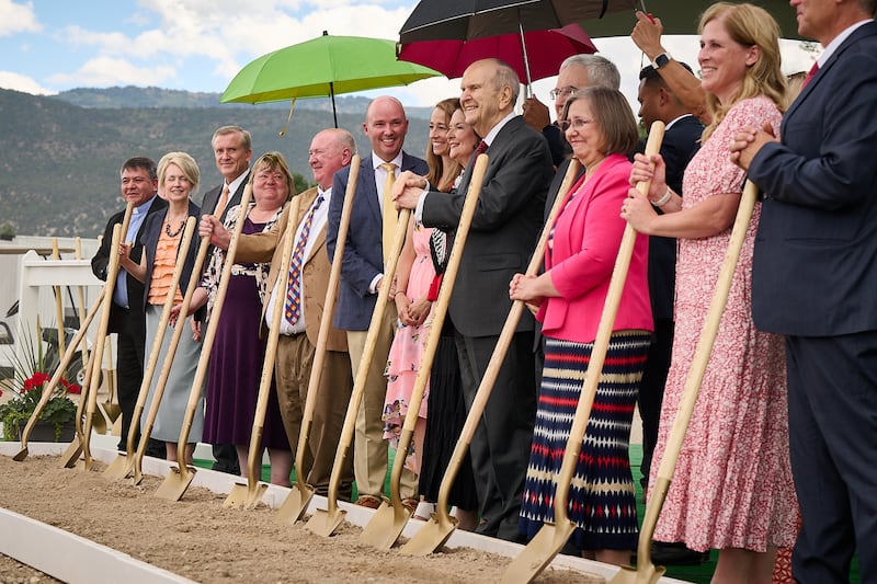 Le président Russell M. Nelson et d’autres dirigeants de l’Église et dignitaires donnent le premier coup de pelle lors de la cérémonie d’ouverture du chantier du temple d’Ephraim (Utah), à Ephraim (Utah), le samedi 27 août 2022.