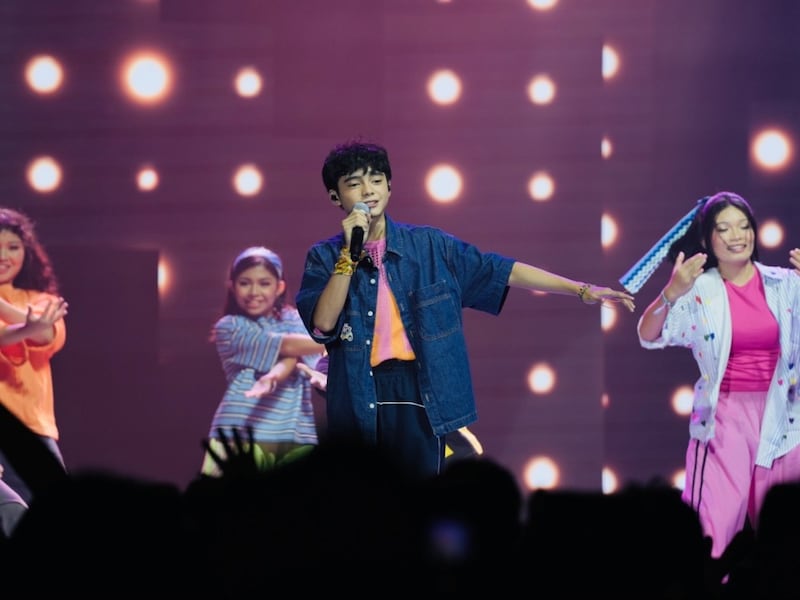Nevin Garceniego chante lors du concert « Marche avec moi : Concert pour les jeunes 2026 » au Limketkai Center à Cagayan de Oro (Philippines), le 19 septembre 2026.