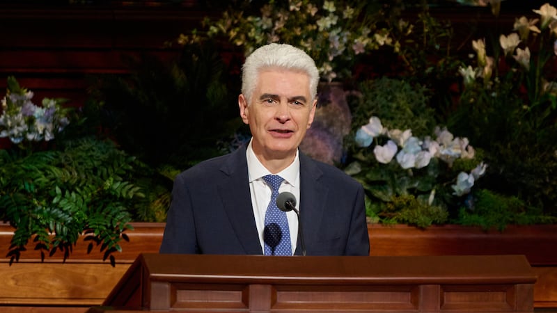 Frère Gérald Caussé du Collège des douze apôtres prend la parole lors de la session du samedi après-midi de la 196e conférence générale annuelle de l'Église de Jésus-Christ des Saints des Derniers Jours au Conference Center à Salt Lake City, le 4 avril 2026.