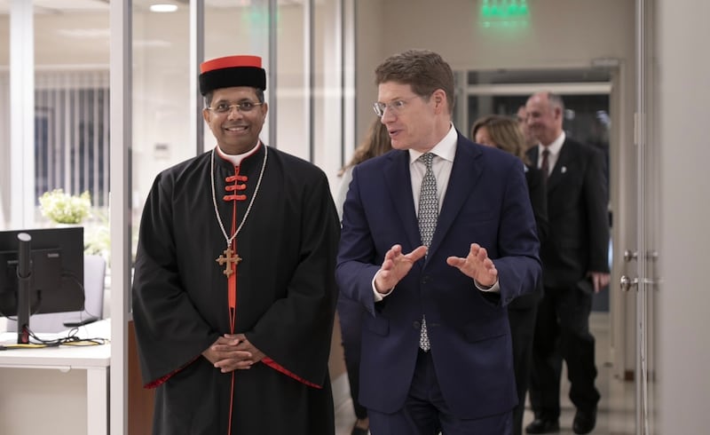 Le cardinal George Jacob Koovakad, préfet du Dicastère pour le dialogue interreligieux, à gauche, marche avec frère Alan R. Walker, un soixante-dix Autorité générale et président de l'interrégion du Sud de l'Amérique du Sud de l'Église, à droite, lors d'un événement interconfessionnel à Buenos Aires, en Argentine, le 10 septembre 2026.