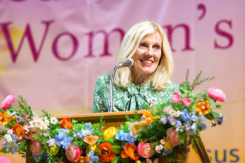 Sœur Elaine S. Dalton s'exprime lors de la conférence des femmes « Fidèles et aimées » 2026 à l'université du Nord du Texas à Denton (Texas).