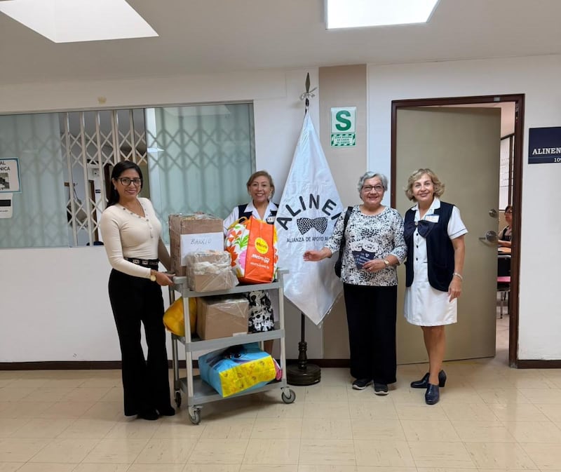 Des membres de la Société de Secours du pieu de Lima La Victoria (Pérou) de l'Église de Jésus-Christ des Saints des Derniers Jours font don de vêtements faits maison pour les patients atteints de cancer à l'Institut national des maladies néoplasiques à Lima, au Pérou, en juin 2026.