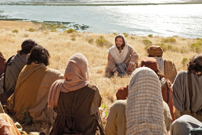 Le Sauveur, Jésus-Christ, est représenté enseignant le Sermon sur la montagne dans une vidéo de la Bible.