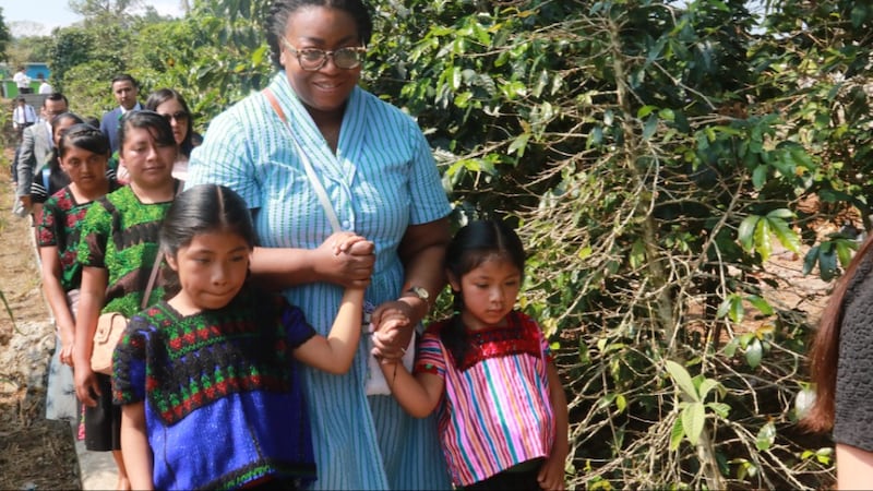 Sœur Tracy Y. Browning tient les mains de deux jeunes filles à Chenalhó, Chiapas, Mexique, le 17 mai 2026.