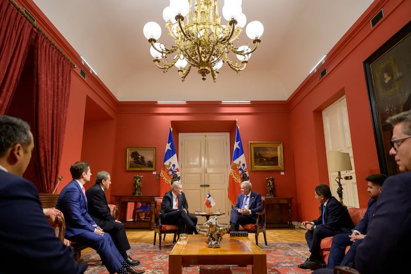 Elder David A. Bednar rencontre le président chilien José Antonio Kast au palais de La Moneda.