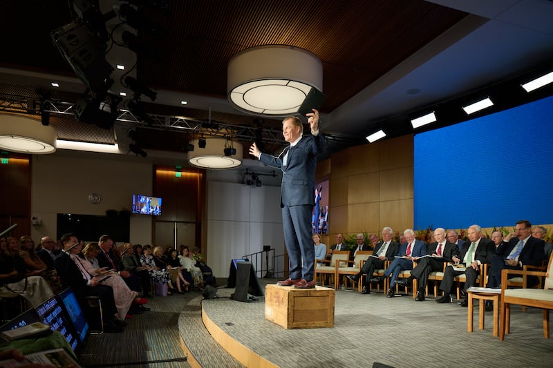 Frère Gary E. Stevenson du Collège des douze apôtres se tient sur une caisse à savon pendant qu'il s'exprime au Séminaire 2026 pour les nouveaux présidents de mission au centre de formation des missionnaires de Provo à Provo, Utah, le vendredi 19 juin 2026.