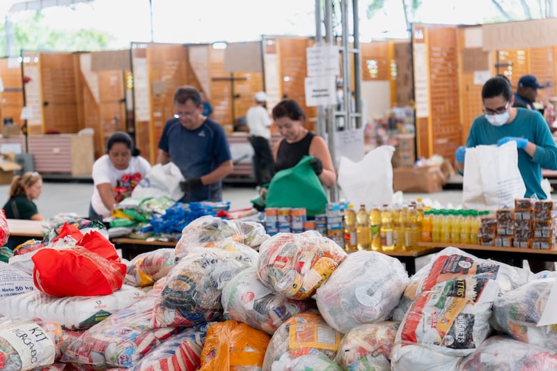 Des bénévoles aident à préparer 1 000 kits alimentaires destinés à être distribués dans diverses zones touchées par un séisme à Cali (Colombie), en août 2026.