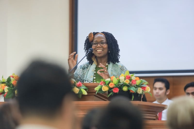 La présidente Rosemary K. Chibota s'adresse à plus de 800 saints des derniers jours rassemblés pour une réunion spirituelle à Tacloban (Philippines), le 19 septembre 2026.