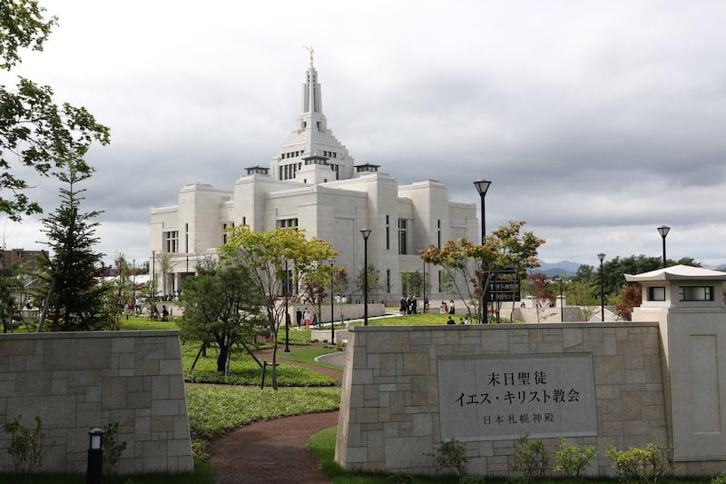 Le président Russell M. Nelson a consacré le temple de Sapporo (Japon) le dimanche 21 août 2016. Le temple est le troisième au Japon pour L'Église de Jésus-Christ des Saints des Derniers Jours et le 151e dans le monde.